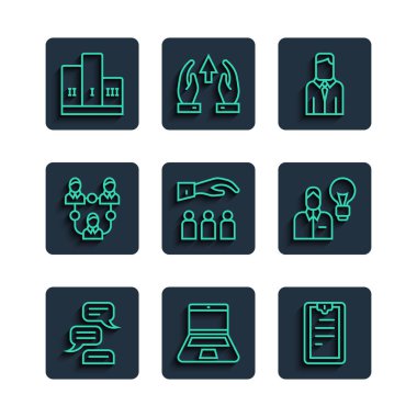 Konuşma baloncuğu sohbetini, dizüstü bilgisayarını, kontrol listesi olan panoyu, İşçi, Patron, Proje ekibi tabanı, kazanan podyum ve insan ampul ikonu ödülünü ayarla. Vektör