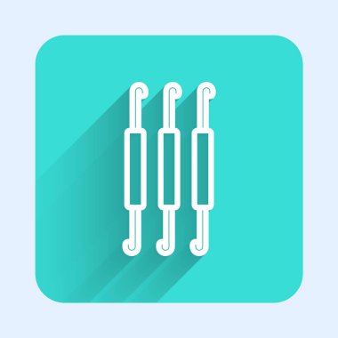 Beyaz çizgi örgü kancası ikonu uzun gölgeli izole edilmiş. Örgü kancası. Yeşil kare düğmesi. Vektör.