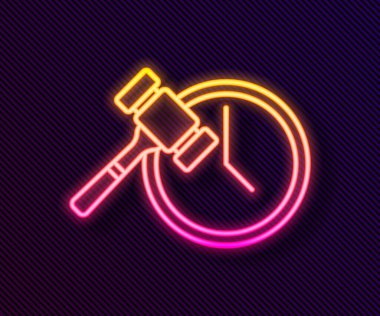 Parlayan neon hattı açık arttırma çekici simgesi siyah arkaplanda izole edildi. Gavel, yargıç ya da müzayedecinin çekici. Teklif süreci, anlaştık. Açık arttırma teklifi. Vektör