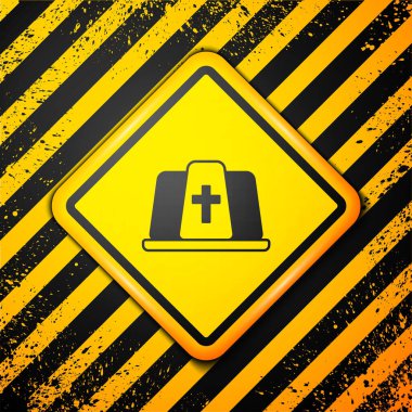 Siyah Pope şapka simgesi sarı arka planda izole edildi. Hristiyan şapkası işareti. Uyarı işareti. Vektör