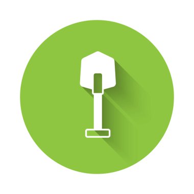 Beyaz Ateş kürek ikonu uzun gölge arkaplan izole. Yangın koruma ekipmanları. İtfaiyeciler için ekipman. Yeşil daire düğmesi. Vektör