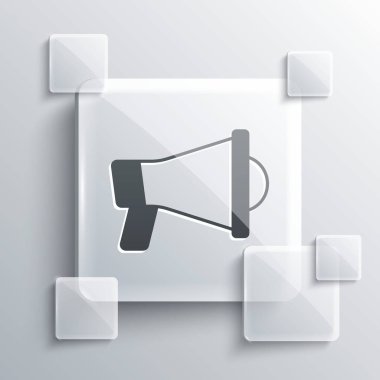 Gri arkaplanda gri megafon simgesi izole edildi. Sözcü işareti. Kare cam paneller. Vektör