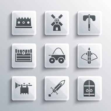 Ortaçağ kılıcı, kale kapısı, oklu savaş tatar yayı, dört tekerlekli tahta araba, trompet bayrağı, antik hazine sandığı, kral tacı ve balta ikonu. Vektör