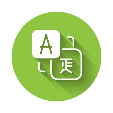 Beyaz Çevirmen simgesi uzun gölgeli izole edildi. Sohbet balonunda yabancı dil konuşma simgeleri. Çeviri konsepti. Yeşil daire düğmesi. Vektör.