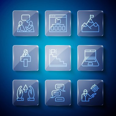 Çizgi geliştirme çizelgesi ve ilerleme, konuşma balonu sohbeti, pazarlama hedef stratejisi, bayrak taşıyan dağlar, merdiven bitirme, sahne standı veya tribün, konuşan iki adam ve dizüstü bilgisayar ikonu. Vektör