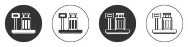 Beyaz arkaplanda izole edilmiş bavul simgesiyle siyah ölçek. Lojistik ve teslimat. Dağıtım paketinin ağırlığı bir ölçekte. Çember düğmesi. Vektör