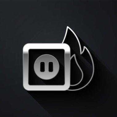 Siyah zemin üzerinde izole edilmiş ateş ikonundaki gümüş elektrik prizleri. Elektrik güvenliği kavramı. Fiş prizi yanıyor. Uzun gölge tarzı. Vektör