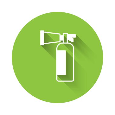 Beyaz Yangın söndürme ikonu uzun gölge arkaplan izole. Yeşil daire düğmesi. Vektör