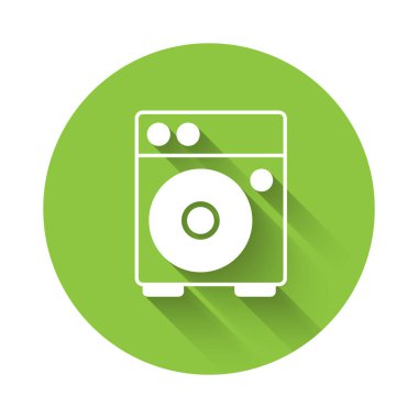 Beyaz Gitar yükseltici simgesi uzun gölge arkaplanı ile izole edildi. Müzik aleti. Yeşil daire düğmesi. Vektör