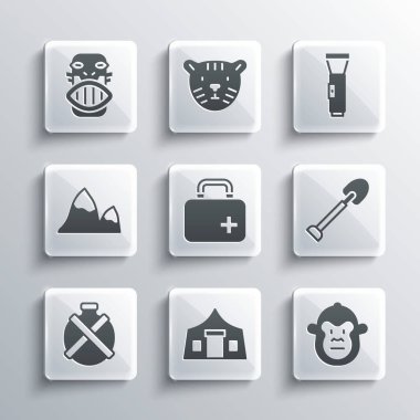 Turist çadırı, Maymun, Kürek, ilk yardım çantası, kantin su şişesi, dağlar, Meksika Mayalı veya Aztek maskesi ve el feneri ikonu. Vektör