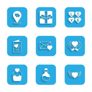 Zarfın içinde sevgililer günü kalbi, şişe aşk iksiri, kalp kanatları, el, düğün pastası, sevgililer günü broşürü, aşk mesajı ve yer ikonu var. Vektör