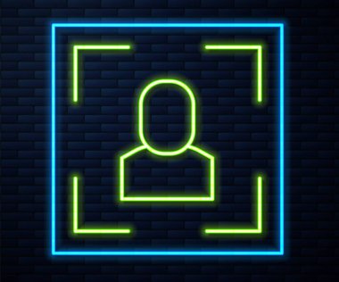 Parlayan neon hattı kamera odaklı çerçeve çizgisi simgesi tuğla duvar arka planında izole edildi. Vektör