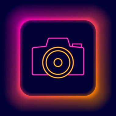Parlayan neon hattı fotoğraf makinesi simgesi siyah arkaplanda izole edildi. Foto kamera. Dijital fotoğrafçılık. Renkli taslak konsepti. Vektör