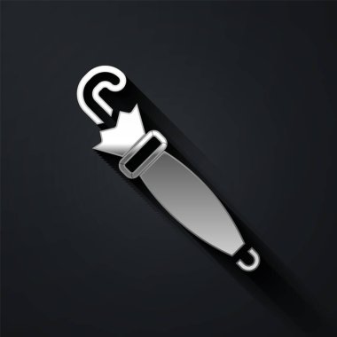 Gümüş Şemsiye simgesi siyah arkaplanda izole edildi. Sigorta konsepti. Su geçirmez ikon. Koruma, güvenlik, güvenlik kavramı. Uzun gölge tarzı. Vektör.