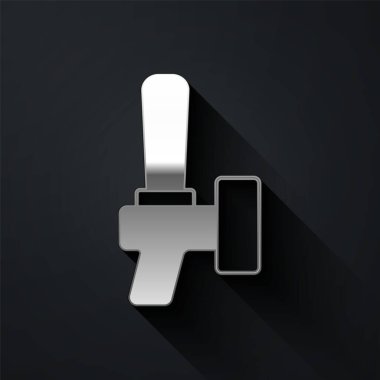 Siyah arkaplanda gümüş bira ikonu izole edildi. Uzun gölge tarzı. Vektör