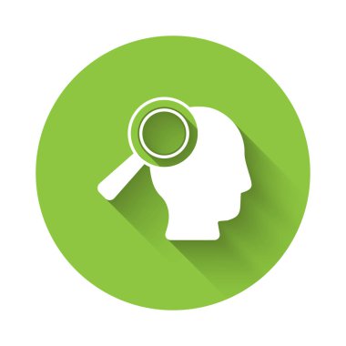 Arama simgesi için beyaz büyüteç uzun gölge arkaplanı ile izole edilmiş. İşe alım ya da seçim konsepti. Çalışanları ve işi ara. Yeşil daire düğmesi. Vektör