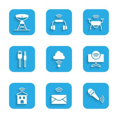 Network bulut bağlantısını, e- posta ve e-postayı, kablosuz mikrofonu, Smart Tv sistemini, kablosuz ağ kablosu, USB kablo kablosu, insansız hava aracı ve uydu çanak ikonu olan evi ayarla. Vektör