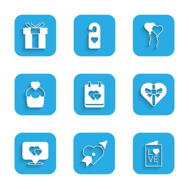 Takvimi kalp, aşk ve okla, sevgililer günü parti broşürleriyle, şeker kutusuyla, konum, düğün pastası, balon formu ve hediye ikonu ile ayarla. Vektör