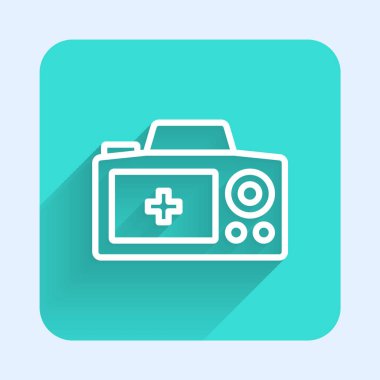 Beyaz çizgi fotoğraf makinesi ikonu uzun gölgeli izole edildi. Foto kamera. Dijital fotoğrafçılık. Yeşil kare düğmesi. Vektör.