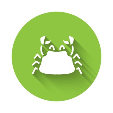 Beyaz Yengeç ikonu uzun gölgeli izole edilmiş. Yeşil daire düğmesi. Vektör.