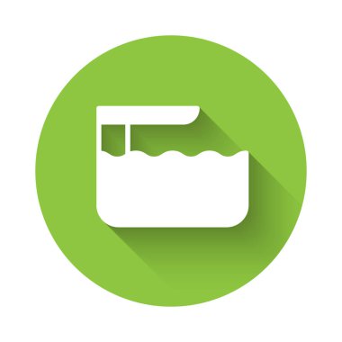 Beyaz atlama tahtası veya sıçrama tahtası simgesi uzun gölge arkaplanı ile izole edilmiş. Yeşil daire düğmesi. Vektör