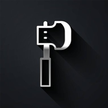 Siyah arka planda gümüş ahşap balta simgesi var. Oduncu baltası. Uzun gölge tarzı. Vektör