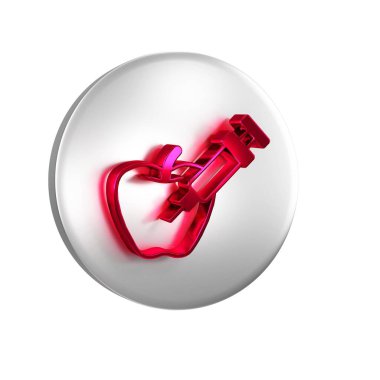 Kırmızı genetik olarak modifiye edilmiş elma simgesi şeffaf arkaplanda izole edilmiş. GDO meyvesi. Elmaya şırınga enjekte ediliyor. Gümüş daire düğmesi.