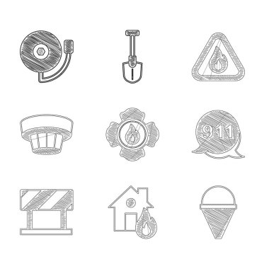 İtfaiyeci ayarlayın, yanan evde koni kovası, 911 'i arayın, yol bariyeri, duman alarmı, alev üçgeni ve zil ikonu. Vektör