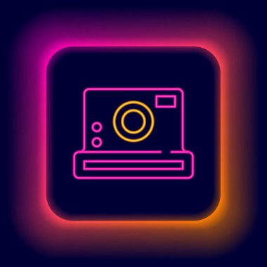 Parlayan neon hattı fotoğraf makinesi simgesi siyah arkaplanda izole edildi. Fotoğraf makinesi simgesi. Renkli taslak konsepti. Vektör