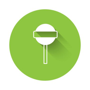 Beyaz lolipop ikonu uzun gölgeli arka planda izole edilmiş. Yemek, lezzetli bir sembol. Yeşil daire düğmesi. Vektör