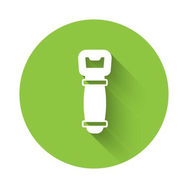 Beyaz şişe açacağı simgesi uzun gölge arkaplanı ile izole edildi. Yeşil daire düğmesi. Vektör