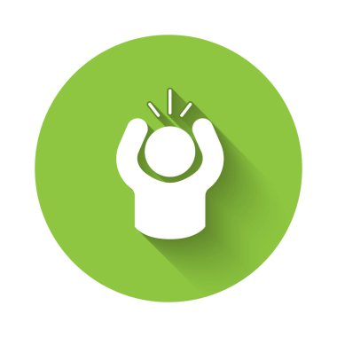 Beyaz Öfke simgesi uzun gölge arkaplanı ile izole edilmiş. Öfke, öfke, bağırma konsepti. Yeşil daire düğmesi. Vektör