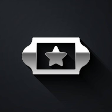 Gümüş Sinema bileti simgesi siyah arka planda izole edildi. Uzun gölge tarzı. Vektör