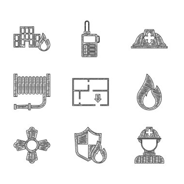 Tahliye planını, yangın koruma kalkanını, itfaiyeciyi, alevi, hortum makarasını, miğferi ve yanan binaların ikonunu hazırlayın. Vektör