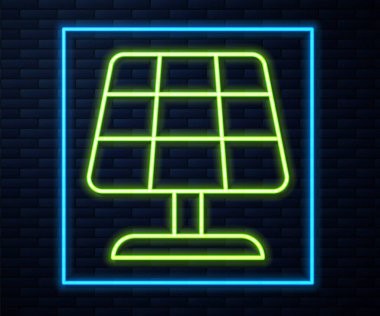 Parlayan neon hattı güneş enerjisi simgesi tuğla duvar arka planında izole edildi. Yıldırım sembollü güneş. Vektör