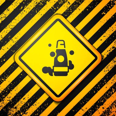 Sarı arka planda izole edilmiş siyah şampuan ikonu. Uyarı işareti. Vektör.