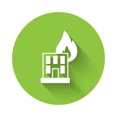 Şehir sokaklarının ikonunda yanan binada uzun gölgeli bir beyaz yangın var. Yıkılmış şehir yanıyor. Yeşil daire düğmesi. Vektör