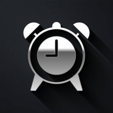 Siyah arkaplanda gümüş alarm simgesi izole edildi. Uyan, kalk konsepti. Zaman işareti. Uzun gölge tarzı. Vektör
