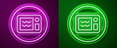 Parlayan neon hattı mikrodalga fırın ikonu mor ve yeşil arka planda izole edildi. Ev aletleri simgesi. Mikrodalgada ısıtılabilir. Vektör