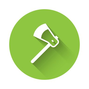 Beyaz tahta balta ikonu uzun gölge arkaplanı ile izole edilmiş. Oduncu baltası. Yeşil daire düğmesi. Vektör