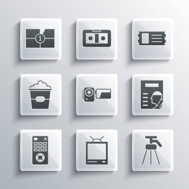 Retro TV, Tripod, Cinema posteri, kamera, uzaktan kumanda, patlamış mısır kutusu, eski film geri sayım çerçevesi ve bilet ikonu. Vektör