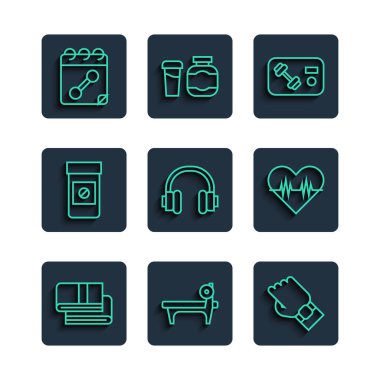 Sıralı havlu yığını, benç, akıllı saat, fitness kulübü, spor salonu kartı, kulaklık, anabolik ilaçlar, takvim fitness ve kalp atış hızı ikonu. Vektör