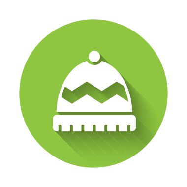 Beyaz Kış şapka ikonu uzun gölgeli izole edilmiş. Yeşil daire düğmesi. Vektör.