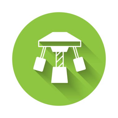 Beyaz Çekim Atlıkarınca simgesi uzun gölge arkaplanı ile izole edilmiş. Eğlence parkı. Çocuklar için eğlence parkı, eğlence parkı. Yeşil daire düğmesi. Vektör