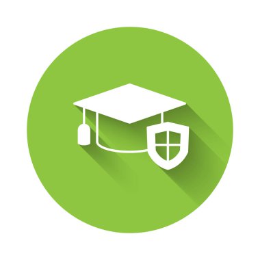 Beyaz mezuniyet şapkası, uzun gölge arkaplanı olan bir kalkan simgesi. Sigorta konsepti. Güvenlik, güvenlik, koruma, konsept koruma. Yeşil daire düğmesi. Vektör