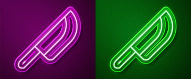 Parlak neon çizgili bıçak simgesi mor ve yeşil arkaplanda izole edilmiş. Çatal bıçak sembolü. Mutlu Cadılar Bayramı Partisi. Vektör.