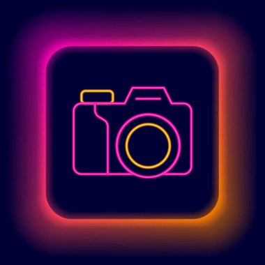 Parlayan neon hattı fotoğraf makinesi simgesi siyah arkaplanda izole edildi. Foto kamera. Dijital fotoğrafçılık. Renkli taslak konsepti. Vektör.