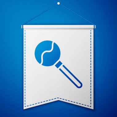 Mavi arkaplanda mavi lolipop simgesi izole edildi. Yemek, lezzetli bir sembol. Mutlu Cadılar Bayramı Partisi. Beyaz flama şablonu. Vektör.