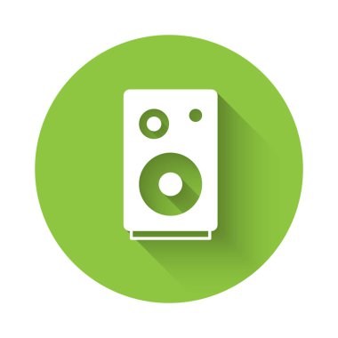 Beyaz Stereo hoparlör simgesi uzun gölge arkaplanı ile izole edildi. Ses sistemi hoparlörleri. Müzik ikonu. Müzikal sütun hoparlörü. Yeşil daire düğmesi. Vektör.