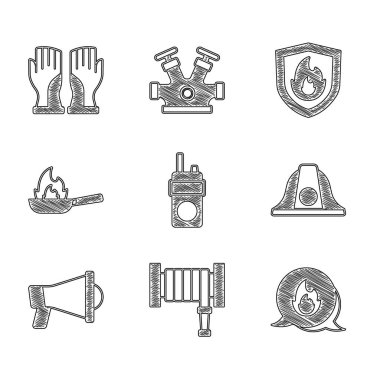 Telsiz sesli yangın hortumu acil durum kaskını yangın kalkanı ve eldiven ikonuyla Megaphone Pan 'a ayarla. Vektör.